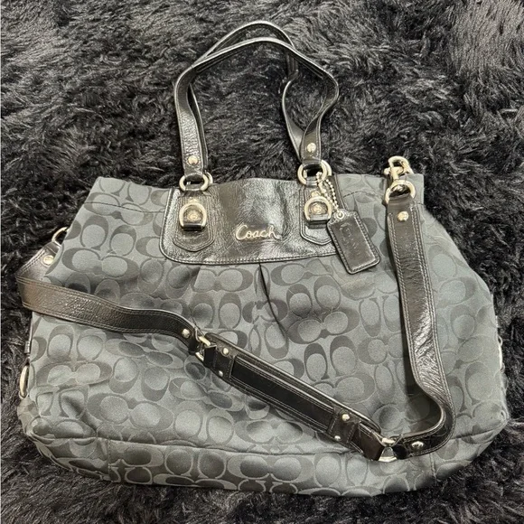 Coach Ashley Signature Sateen Carryall Black
F15510 - Picture 2 of 15